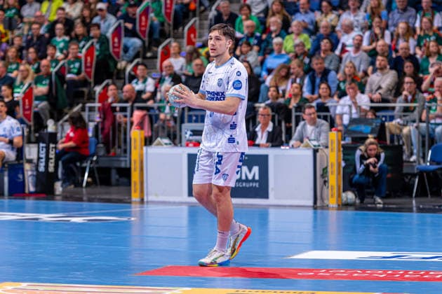 Sadik Emre Herseklioglu TBV Lemgo Lippe, No. 37 v l , TSV Hannover Burgdorf red against TBV Lemgo Lippe white on matchday 29 of the 2025 2026 season in the DAIKIN Handball Bundesliga 26 04 2026, ZAG Arena Hannover, GER , Copyright: xJanxGuentherx xTSVxHannover-Burgdorfx