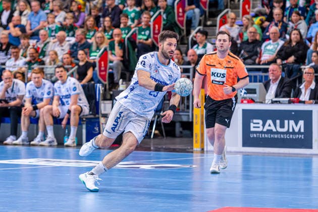 Tim Suton TBV Lemgo Lippe, No. 23 v l , TSV Hannover Burgdorf red against TBV Lemgo Lippe white on matchday 29 of the 2025 2026 season in the DAIKIN Handball Bundesliga 26 04 2026, ZAG Arena Hannover, GER , Copyright: xJanxGuentherx xTSVxHannover-Burgdorfx
