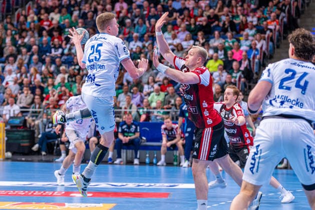 Niels Gerardus Versteijnen TBV Lemgo Lippe, No. 25 Justus Fischer TSV Hannover Burgdorf, No. 54 v l , TSV Hannover Burgdorf red against TBV Lemgo Lippe white on matchday 29 of the 2025 2026 season in the DAIKIN Handball Bundesliga 26 04 2026, ZAG Arena Hannover, GER , Copyright: xJanxGuentherx xTSVxHannover-Burgdorfx
