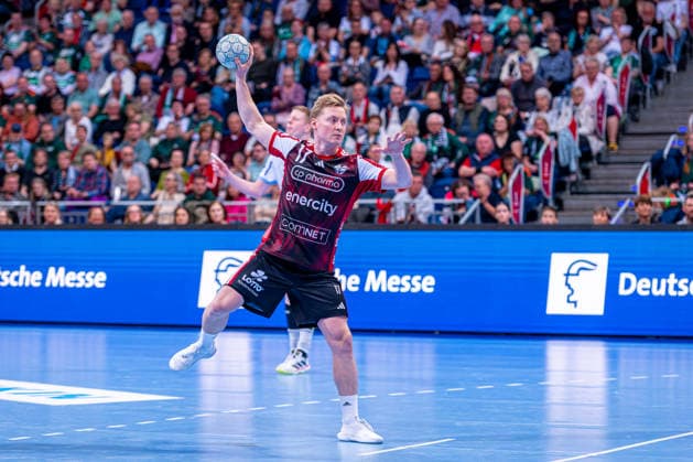 August Pedersen TSV Hannover Burgdorf, No. 17 v l , TSV Hannover Burgdorf red against TBV Lemgo Lippe white on matchday 29 of the 2025 2026 season in the DAIKIN Handball Bundesliga 26 04 2026, ZAG Arena Hannover, GER , Copyright: xJanxGuentherx xTSVxHannover-Burgdorfx