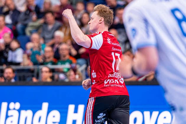 August Pedersen TSV Hannover Burgdorf, No. 17 v l , TSV Hannover Burgdorf red against TBV Lemgo Lippe white on matchday 29 of the 2025 2026 season in the DAIKIN Handball Bundesliga 26 04 2026, ZAG Arena Hannover, GER , Copyright: xJanxGuentherx xTSVxHannover-Burgdorfx