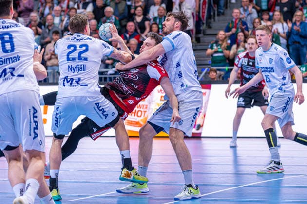 Adam Nyfjäll TBV Lemgo Lippe, No. 22 Leif Tissier TSV Hannover Burgdorf, No. 7 Hendrik Wagner TBV Lemgo Lippe, No. 28 v l , TSV Hannover Burgdorf red against TBV Lemgo Lippe white on matchday 29 of the 2025 2026 season in the DAIKIN Handball Bundesliga 26 04 2026, ZAG Arena Hannover, GER , Copyright: xJanxGuentherx xTSVxHannover-Burgdorfx