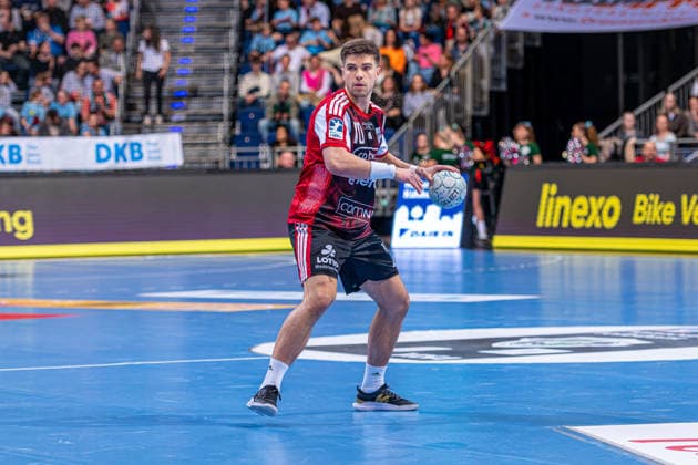 Renars Uscins (TSV Hannover-Burgdorf, Nr. 10) (v.l.), TSV Hannover-Burgdorf (rot) gegen TBV Lemgo Lippe (weiß) am 29. Spieltag der Saison 2025 2026 in der DAIKIN Handball-Bundesliga (26.04.2026, ZAG Arena (Hannover, GER), *** Renars Uscins TSV Hannover Burgdorf, No. 10 v l , TSV Hannover Burgdorf red against TBV Lemgo Lippe white on matchday 29 of the 2025 2026 season in the DAIKIN Handball Bundesliga 26 04 2026, ZAG Arena Hannover, GER , Copyright: xJanxGuentherx xTSVxHannover-Burgdorfx