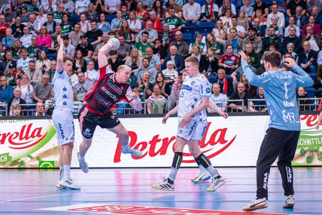 Justus Fischer TSV Hannover Burgdorf, No. 54 v l , TSV Hannover Burgdorf red against TBV Lemgo Lippe white on matchday 29 of the 2025 2026 season in the DAIKIN Handball Bundesliga 26 04 2026, ZAG Arena Hannover, GER , Copyright: xJanxGuentherx xTSVxHannover-Burgdorfx