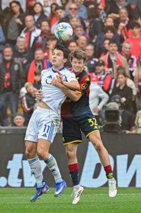 Genoa™s Morten Frendrup fights for the ball with Como™s Douvikas during the Serie A soccer match between Genoa and Como at the Luigi Ferraris Stadium in Genoa, Italy - Sunday, April 26, 2026. - Soccer .  Copyright: xTanoxPecoraro LaPressex