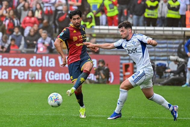 Genoa™s Mikael Ellertsson fights for the ball during the Serie A soccer match between Genoa and Como at the Luigi Ferraris Stadium in Genoa, Italy - Sunday, April 26, 2026. - Soccer .  Copyright: xTanoxPecoraro LaPressex