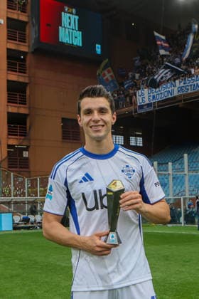 Como™s Anastasios Douvikas Panini player of the match during the Serie A soccer match between Genoa and Como at the Luigi Ferraris Stadium in Genoa, Italy - Sunday, April 26, 2026. - Soccer .  Copyright: xTanoxPecoraro LaPressex