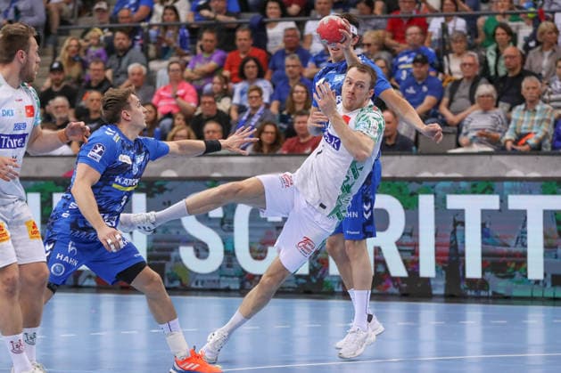 26 04 2026, xgox, Handball Daikin HBL TVB Stuttgart SC Magdeburg emspor, v l Felix Claar Magdeburg, 7 wirft Tor, Torschuetze, erzielt Tor, Treffer, scores the goal Stuttgart