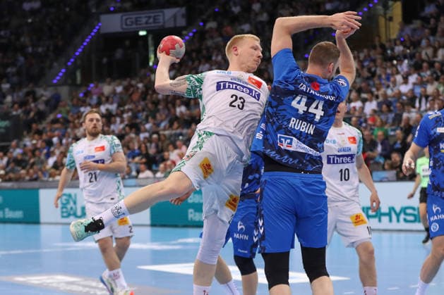 26 04 2026, xgox, Handball Daikin HBL TVB Stuttgart SC Magdeburg emspor, v l Magnus Saugstrup Magdeburg, 23 throws goal, Torschuetze, erzielt Tor, Treffer, scores the goal Stuttgart
