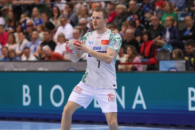 26 04 2026, xgox, Handball Daikin HBL TVB Stuttgart SC Magdeburg emspor, v l Felix Claar Magdeburg, 7 am Ball, plays the ball Stuttgart