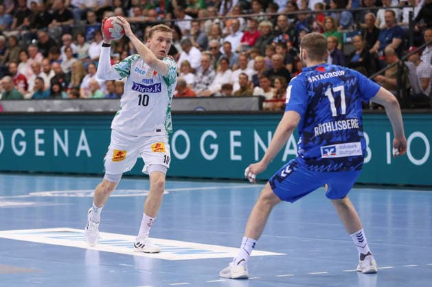26 04 2026, xgox, Handball Daikin HBL TVB Stuttgart SC Magdeburg emspor, v l Gisli Thorgeir Kristjansson Magdeburg, 10 , Samuel Roethlisberger Röthlisberger, Stuttgart, 17 duel, duel, fight, tackle Stuttgart