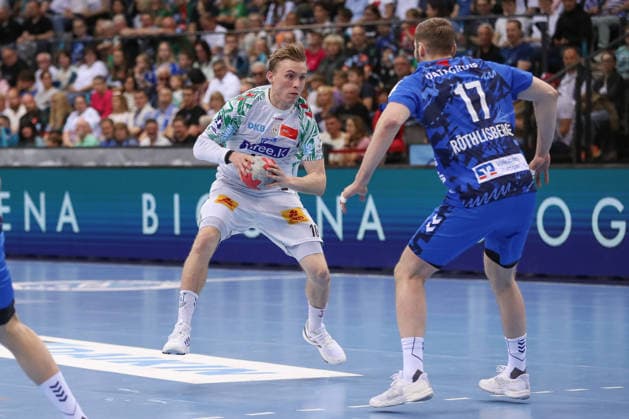 26 04 2026, xgox, Handball Daikin HBL TVB Stuttgart SC Magdeburg emspor, v l Gisli Thorgeir Kristjansson Magdeburg, 10 , Samuel Roethlisberger Röthlisberger, Stuttgart, 17 duel, duel, fight, tackle Stuttgart