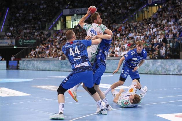 26 04 2026, xgox, Handball Daikin HBL TVB Stuttgart SC Magdeburg emspor, v l Lenny Rubin Stuttgart, 44 , Albin Lagergren Magdeburg, 21 duel, fight, tackle Stuttgart