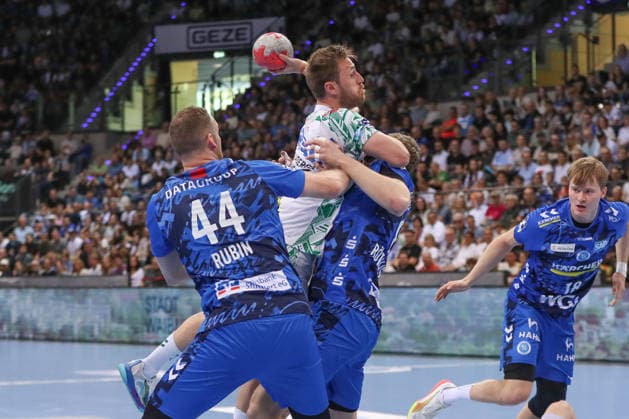 26 04 2026, xgox, Handball Daikin HBL TVB Stuttgart SC Magdeburg emspor, v l Lenny Rubin Stuttgart, 44 , Albin Lagergren Magdeburg, 21 duel, fight, tackle Stuttgart