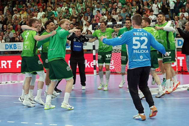 26 04 2026, xovx, Handball Daikin Handball Bundesliga, HSG Wetzlar Bergischer HC The players of HSG Wetzlar celebrate the 33 29 victory over Bergischer HC Wetzlar Buderus Arena Hessen Germany EN