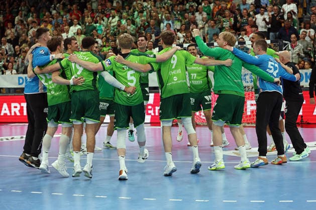26 04 2026, xovx, Handball Daikin Handball Bundesliga, HSG Wetzlar Bergischer HC The players of HSG Wetzlar celebrate the 33 29 victory over Bergischer HC Wetzlar Buderus Arena Hessen Germany EN