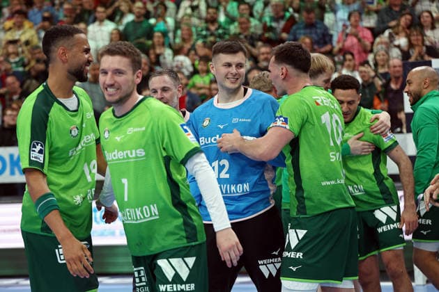 26 04 2026, xovx, Handball Daikin Handball Bundesliga, HSG Wetzlar Bergischer HC The players of HSG Wetzlar celebrate the 33 29 victory over Bergischer HC Wetzlar Buderus Arena Hessen Germany EN