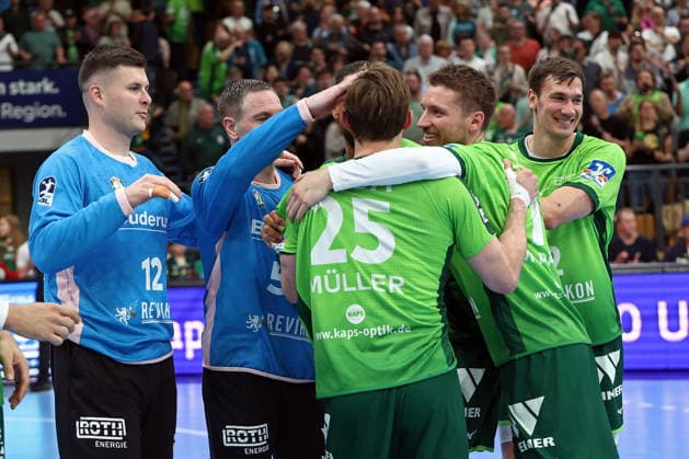 26 04 2026, xovx, Handball Daikin Handball Bundesliga, HSG Wetzlar Bergischer HC The players of HSG Wetzlar celebrate the 33 29 victory over Bergischer HC Wetzlar Buderus Arena Hessen Germany EN