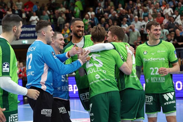 26 04 2026, xovx, Handball Daikin Handball Bundesliga, HSG Wetzlar Bergischer HC The players of HSG Wetzlar celebrate the 33 29 victory over Bergischer HC Wetzlar Buderus Arena Hessen Germany EN