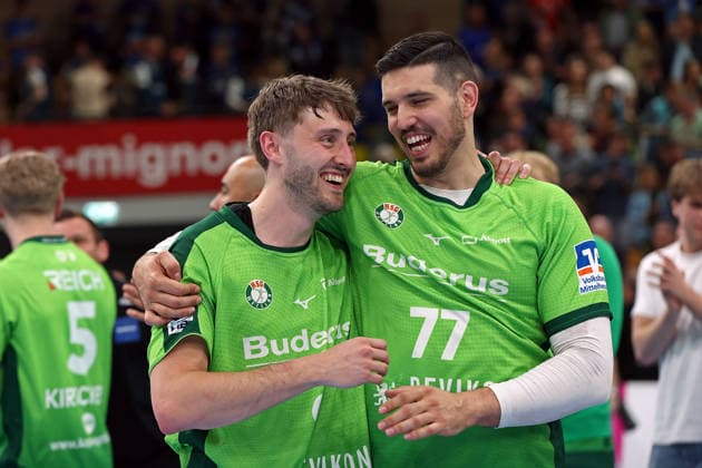 26 04 2026, xovx, Handball Daikin Handball Bundesliga, HSG Wetzlar Bergischer HC The players of HSG Wetzlar celebrate the 33 29 victory over Bergischer HC, f l Niklas Theiß HSG Wetzlar , Stefan Cavor HSG Wetzlar Wetzlar Buderus Arena Hessen Germany EN