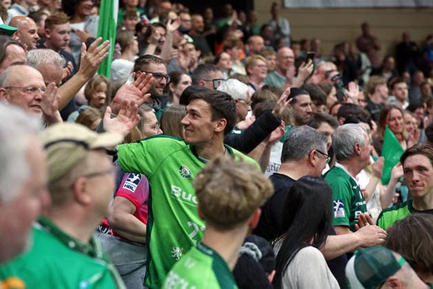 26 04 2026, xovx, Handball Daikin Handball Bundesliga, HSG Wetzlar Bergischer HC The players of HSG Wetzlar celebrate the 33 29 victory over Bergischer HC, here cheering old Jona Schoch HSG Wetzlar with the fans of HSG Wetzlar Wetzlar Buderus Arena Hessen Germany EN