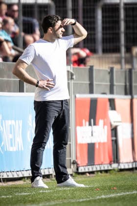 Google Pixel Women Bundesliga Bayer 04 Leverkusen SC Freiburg, 26 04 2026 Edmond Kapllani Coach SC Freiburg Women Bayer 04 Leverkusen SC Freiburg on matchday 23 of the Google Pixel Women Bundesliga on 26 04 2026 at the Ulrich Haberland Stadium in Leverkusen North Rhine-Westphalia DFL REGULATIONS PROHIBIT ANY USE OF PHOTOGRAPHS AS IMAGE SEQUENCES AND OR QUASI VIDEO Copyright: xBEAUTIFULxSPORTS AxelxKohringx