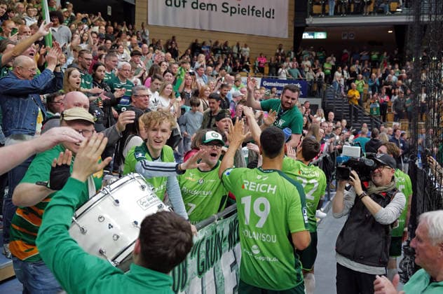 26 04 2026, xovx, Handball Daikin Handball Bundesliga, HSG Wetzlar Bergischer HC The players of HSG Wetzlar celebrate with the fans the 33 29 victory over Bergischer HC Wetzlar Buderus Arena Hessen Germany EN