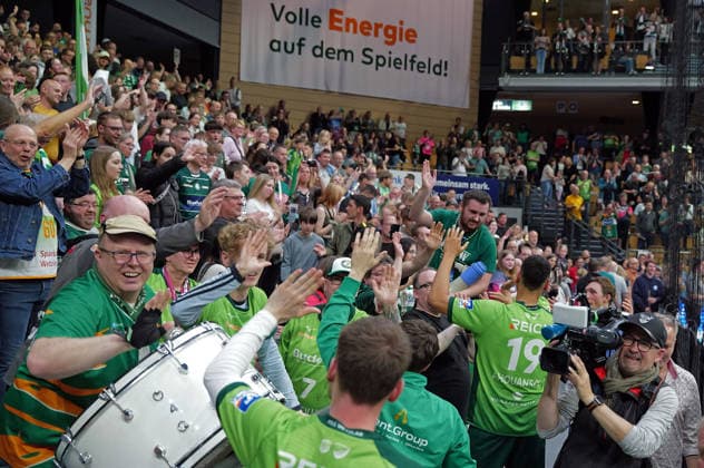26 04 2026, xovx, Handball Daikin Handball Bundesliga, HSG Wetzlar Bergischer HC The players of HSG Wetzlar celebrate with the fans the 33 29 victory over Bergischer HC Wetzlar Buderus Arena Hessen Germany EN