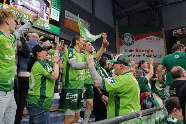 26 04 2026, xovx, Handball Daikin Handball Bundesliga, HSG Wetzlar Bergischer HC The players of HSG Wetzlar celebrate with the fans the 33 29 victory over Bergischer HC Wetzlar Buderus Arena Hessen Germany EN