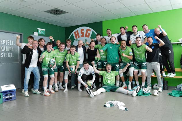 26 04 2026, xovx, Handball Daikin Handball Bundesliga, HSG Wetzlar Bergischer HC The players of HSG Wetzlar celebrate the 33 29 victory over Bergischer HC Wetzlar Buderus Arena Hessen Germany EN