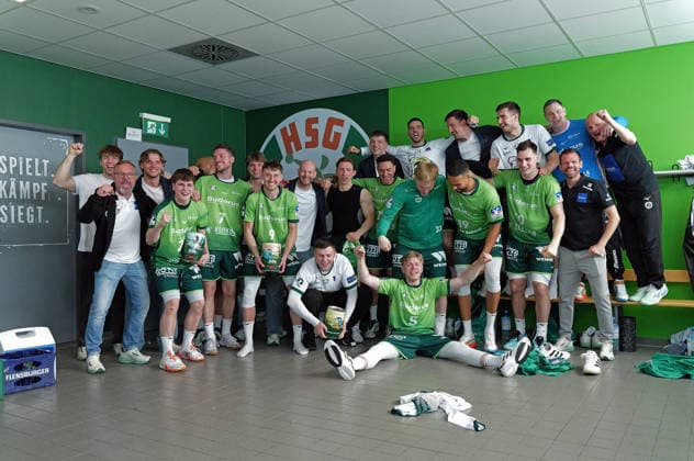 26 04 2026, xovx, Handball Daikin Handball Bundesliga, HSG Wetzlar Bergischer HC The players of HSG Wetzlar celebrate the 33 29 victory over Bergischer HC Wetzlar Buderus Arena Hessen Germany EN