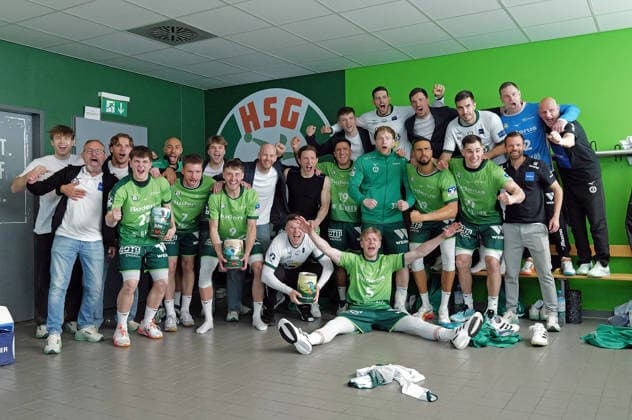Sport Bilder des Tages 26.04.2026, xovx, Handball Daikin Handball Bundesliga, HSG Wetzlar - Bergischer HC Die Spieler der HSG Wetzlar bejubeln den 33:29 Sieg über den Bergischen HC. Wetzlar Buderus-Arena Hessen Deutschland (DE) *** 26 04 2026, xovx, Handball Daikin Handball Bundesliga, HSG Wetzlar Bergischer HC The players of HSG Wetzlar celebrate the 33 29 victory over Bergischer HC Wetzlar Buderus Arena Hessen Germany EN