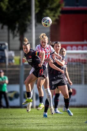 Google Pixel Womens Bundesliga Bayer 04 Leverkusen SC Freiburg, 26 04 2026 Kristin Kögel Bayer 04 Leverkusen, 11 goes for the header Bayer 04 Leverkusen SC Freiburg on matchday 23 of the Google Pixel Womens Bundesliga on 26 04 2026 at Ulrich Haberland Stadium in Leverkusen North Rhine-Westphalia DFL REGULATIONS PROHIBIT ANY USE OF PHOTOGRAPHS AS IMAGE SEQUENCES AND OR QUASI VIDEO Copyright: xBEAUTIFULxSPORTS AxelxKohringx