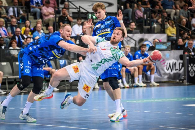 Albin Lagergren SC Magdeburg 21 vs Lenny Rubin TVB Stuttgart, 44 , left and Linus Schmid TVB Stuttgart, 18 GER, TVB Stuttgart SC Magdeburg, DAIKIN HBL, Handball, Bundesliga, Matchday 29, Season 2025 2026, 26 04 2026 GER, TVB Stuttgart SC Magdeburg, DAIKIN HBL, Handball, Bundesliga, Matchday 29, Season 2025 2026, 26 04 2026 Stuttgart Copyright: xSandyxDinkelackerx EP_SDR