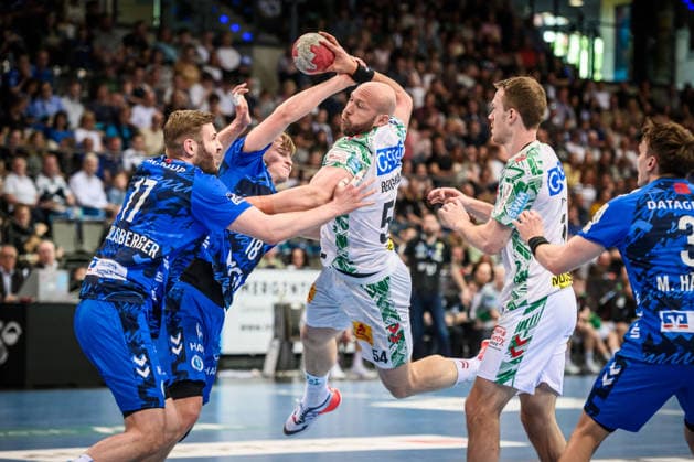 Oscar Bergendahl SC Magdeburg 54 vs Samuel Roethlisberger TVB Stuttgart, 17 and Linus Schmid TVB Stuttgart, 18 GER, TVB Stuttgart SC Magdeburg, DAIKIN HBL, Handball, Bundesliga, Matchday 29, Season 2025 2026, 26 04 2026 GER, TVB Stuttgart SC Magdeburg, DAIKIN HBL, Handball, Bundesliga, Matchday 29, Season 2025 2026, 26 04 2026 Stuttgart Copyright: xSandyxDinkelackerx EP_SDR