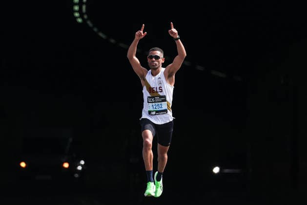 Sport Bilder des Tages RECORD DATE NOT STATED 26th April 2026; London, England; 2026 London Marathon; a runner makes his way along the course HenningxvonxJagow