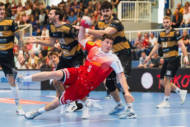 Ivar Stavast HC Elbflorenz 2006, 23 screaming, Valentin Willner TuSEM Essen, 05 throwing TuSEM Essen vs HC Elbflorenz Dresden, Handball, 2 HBL, Matchday 29, Season 2025 26, 26 04 2026, TuSEM Essen vs HC Elbflorenz Dresden, Handball, 2 HBL, Matchday 29, Season 2025 26, 26 04 2026 Essen Copyright: xEibner-Pressefoto LukasxBaldygax EP_LBA