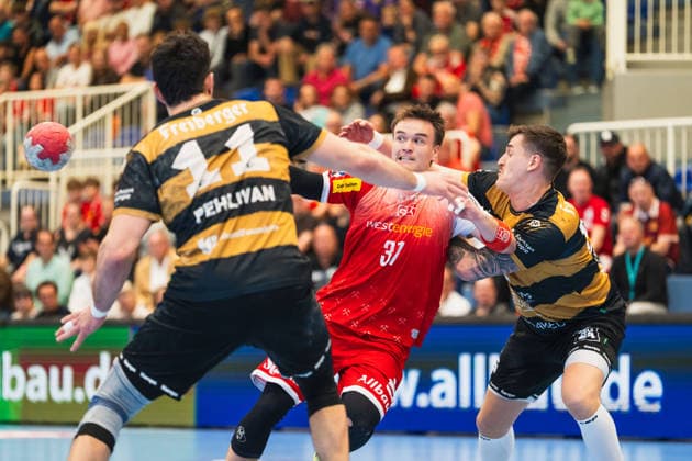 Doruk Pehlivan HC Elbflorenz 2006, 11 ,Max Neuhaus TuSEM Essen, 37 during the attack in the duel TuSEM Essen vs HC Elbflorenz Dresden, Handball, 2 HBL, Matchday 29, Season 2025 26, 26 04 2026, TuSEM Essen vs HC Elbflorenz Dresden, Handball, 2 HBL, Matchday 29, Season 2025 26, 26 04 2026 Essen Copyright: xEibner-Pressefoto LukasxBaldygax EP_LBA