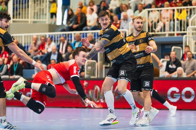 Max Neuhaus TuSEM Essen, 37 and Oliver Seidler HC Elbflorenz 2006, 71 look after the throw TuSEM Essen vs HC Elbflorenz Dresden, Handball, 2 HBL, Matchday 29, Season 2025 26, 26 04 2026, TuSEM Essen vs HC Elbflorenz Dresden, Handball, 2 HBL, Matchday 29, Season 2025 26, 26 04 2026 Essen Copyright: xEibner-Pressefoto LukasxBaldygax EP_LBA