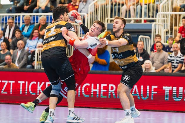 Sport Bilder des Tages Doruk Pehlivan (HC Elbflorenz 2006, 11) mit Max Neuhaus (TuSEM Essen, 37) und Anton Preußner (HC Elbflorenz 2006, 13) im Zweikampf TuSEM Essen vs. HC Elbflorenz Dresden, Handball, 2.HBL, 29.Spieltag, Saison 2025 26, 26.04.2026, TuSEM Essen vs. HC Elbflorenz Dresden, Handball, 2.HBL, 29.Spieltag, Saison 2025 26, 26.04.2026 Essen *** Doruk Pehlivan HC Elbflorenz 2006, 11 with Max Neuhaus TuSEM Essen, 37 and Anton Preußner HC Elbflorenz 2006, 13 in a duel TuSEM Essen vs HC Elbflorenz Dresden, Handball, 2 HBL, Matchday 29, Season 2025 26, 26 04 2026, TuSEM Essen vs HC Elbflorenz Dresden, Handball, 2 HBL, Matchday 29, Season 2025 26, 26 04 2026 Essen Copyright: xEibner-Pressefoto LukasxBaldygax EP_LBA