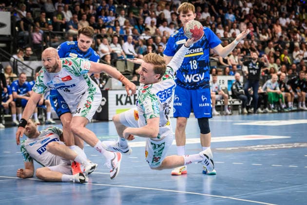 Gisli Thorgeir Kristjansson SC Magdeburg 10 jump into the circle, left next to Oscar Bergendahl SC Magdeburg 54 and Felix Claar SC Magdeburg 07 , Stuttgarts Max Haefner TVB Stuttgart, 03 , left and Linus Schmid TVB Stuttgart, 18 are the losers GER, TVB Stuttgart SC Magdeburg, DAIKIN HBL, Handball, Bundesliga, Matchday 29, Season 2025 2026, 26 04 2026 GER, TVB Stuttgart SC Magdeburg, DAIKIN HBL, Handball, Bundesliga, Matchday 29, Season 2025 2026, 26 04 2026 Stuttgart Copyright: xSandyxDinkelackerx EP_SDR