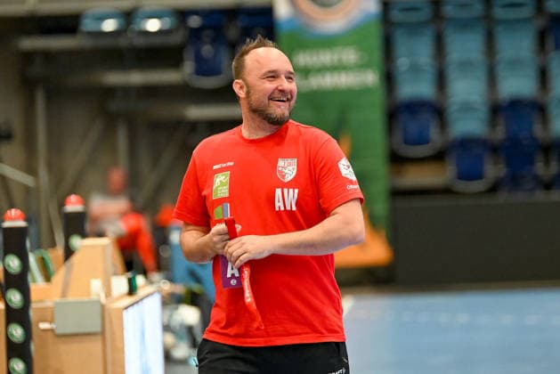 Andreas Wiese SV Union Halle Neustadt, Goalkeeping Coach VfL Oldenburg vs SV Union Halle Neustadt, ALSCO Handball Bundesliga Women, Playoffs, Matchday 2, Season 2025 2026, 25 04 2026, VfL Oldenburg vs SV Union Halle Neustadt, ALSCO Handball Bundesliga Women, Playoffs, Matchday 2, Season 2025 2026, 25 04 2026 Oldenburg Copyright: xEibner-Pressefoto RobertxGertzenx EP_RGN
