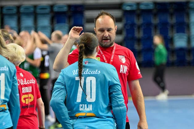 Andreas Wiese SV Union Halle Neustadt, Goalkeeping coach in conversation with Nicola Czaja SV Union Halle Neustadt, 70 VfL Oldenburg vs SV Union Halle Neustadt, ALSCO Handball Bundesliga Women, Playoffs, Matchday 2, Season 2025 2026, 25 04 2026, VfL Oldenburg vs SV Union Halle Neustadt, ALSCO Handball Bundesliga Women, Playoffs, Matchday 2, Season 2025 2026, 25 04 2026 Oldenburg Copyright: xEibner-Pressefoto RobertxGertzenx EP_RGN