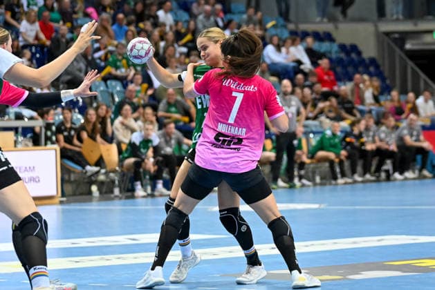 Joanna Granicka VfL Oldenburg, 21 on the ball against Engelina Molenaar SV Union Halle Neustadt, 07 VfL Oldenburg vs SV Union Halle Neustadt, ALSCO Handball Bundesliga Women, Playoffs, Matchday 2, Season 2025 2026, 25 04 2026, VfL Oldenburg vs SV Union Halle Neustadt, ALSCO Handball Bundesliga Women, Playoffs, Matchday 2, Season 2025 2026, 25 04 2026 Oldenburg Copyright: xEibner-Pressefoto RobertxGertzenx EP_RGN