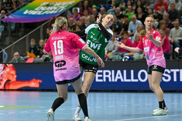 Toni Reinemann VfL Oldenburg, 04 vs Lea Gruber SV Union Halle Neustadt, 19 VfL Oldenburg vs SV Union Halle Neustadt, ALSCO Handball Bundesliga Women, Playoffs, Matchday 2, Season 2025 2026, 25 04 2026, VfL Oldenburg vs SV Union Halle Neustadt, ALSCO Handball Bundesliga Women, Playoffs, Matchday 2, Season 2025 2026, 25 04 2026 Oldenburg Copyright: xEibner-Pressefoto RobertxGertzenx EP_RGN