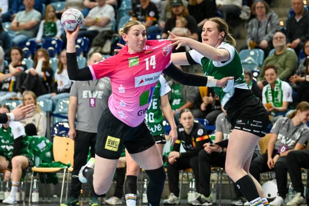 Tina Wagenlader SV Union Halle Neustadt, 14 vs Paulina Golla VfL Oldenburg, 29 VfL Oldenburg vs SV Union Halle Neustadt, ALSCO Handball Bundesliga Women, Playoffs, Matchday 2, Season 2025 2026, 25 04 2026, VfL Oldenburg vs SV Union Halle Neustadt, ALSCO Handball Bundesliga Women, Playoffs, Matchday 2, Season 2025 2026, 25 04 2026 Oldenburg Copyright: xEibner-Pressefoto RobertxGertzenx EP_RGN