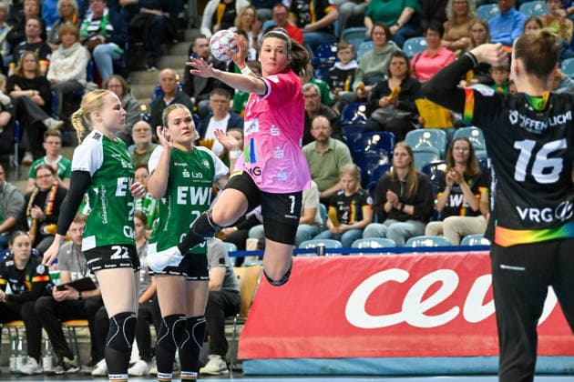 Engelina Molenaar SV Union Halle Neustadt, 07 prevails against Lotta Roepcke VfL Oldenburg, 22 and Joanna Granicka VfL Oldenburg, 21 VfL Oldenburg vs SV Union Halle Neustadt, ALSCO Handball Bundesliga Women, Playoffs, Matchday 2, Season 2025 2026, 25 04 2026, VfL Oldenburg vs SV Union Halle Neustadt, ALSCO Handball Bundesliga Women, Playoffs, Matchday 2, Season 2025 2026, 25 04 2026 Oldenburg Copyright: xEibner-Pressefoto RobertxGertzenx EP_RGN