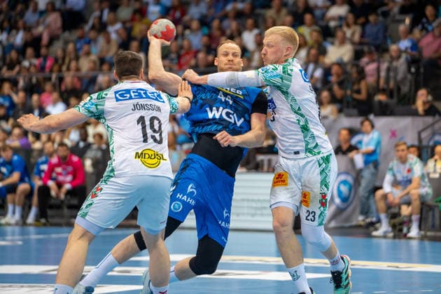 Handball I Men I Season 2025 2026 I Bundesliga I 29 Matchday I TVB Stuttgart SC Magdeburg I 26 04 2026 Lenny Rubin 44, TVB Stuttgart defended by Magnus Saugstrup 23, SC Magdeburg and Elvar Örn Jonsson 19, SC Magdeburg Stuttgart Porsche Arena Baden Württemberg Germany Copyright: xLobeca MaxxPetershansx