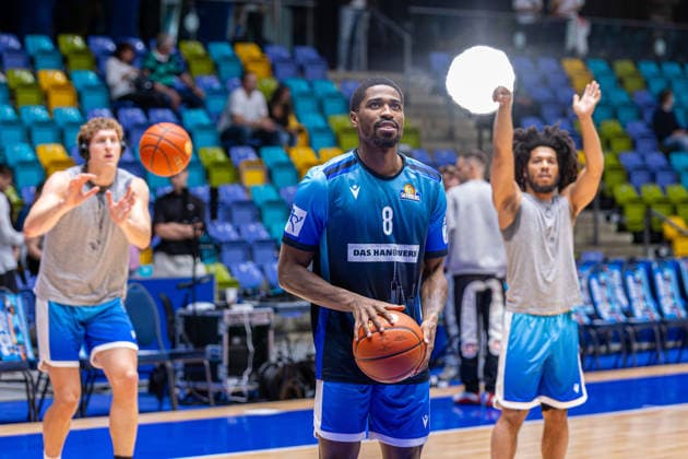 Basketball Bundesliga BBL, Frankfurt Skyliners vs ALBA Berlin, Süwag Energie Arena Frankfurt am Main 26 04 2026 Basketball Bundesliga BBL, Frankfurt am Main, Germany 26 04 2026 William Christmas Frankfurt Skyliners, 8 on the ball at the warm up, Basketball Bundesliga BBL, Match of Frankfurt Skyliners vs ALBA Berlin, Süwag Energie Arena Frankfurt am Main Copyright: xBEAUTIFULxSPORTS Freudensteinx