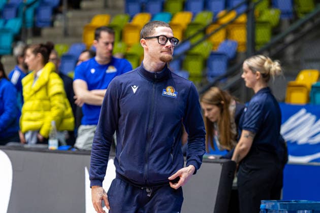 Basketball Bundesliga BBL, Frankfurt Skyliners vs ALBA Berlin, Süwag Energie Arena Frankfurt am Main 26 04 2026 Basketball Bundesliga BBL, Frankfurt am Main, Germany 26 04 2026 The injured Logan Johnson Frankfurt Skyliners at the team warm-up, Basketball Bundesliga BBL, Match of Frankfurt Skyliners vs ALBA Berlin, Süwag Energie Arena Frankfurt am Main Copyright: xBEAUTIFULxSPORTS Freudensteinx